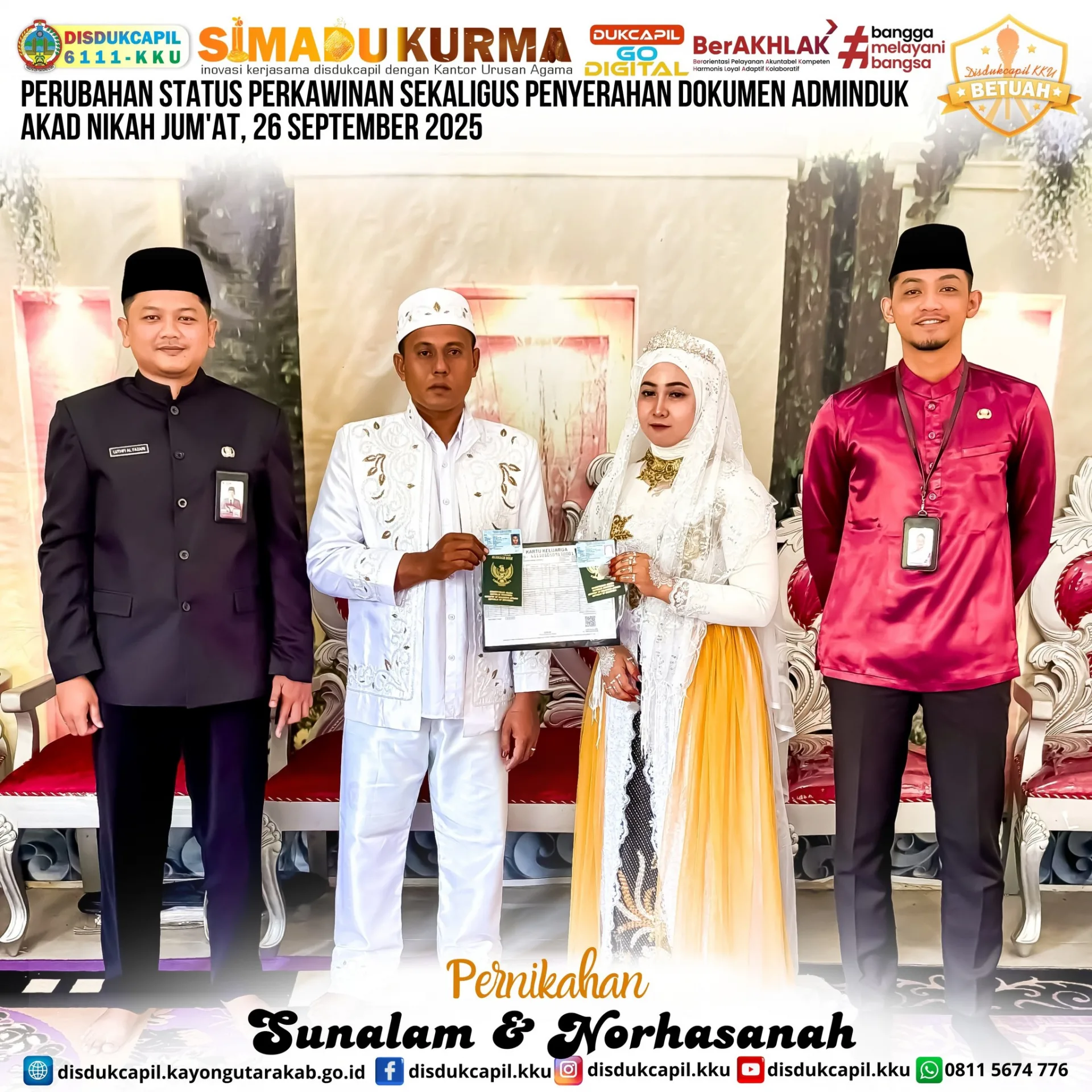 Disdukcapil dan KUA Kayong Utara Serahkan Dokumen Adminduk Pasangan Sunalam & Norhasanah