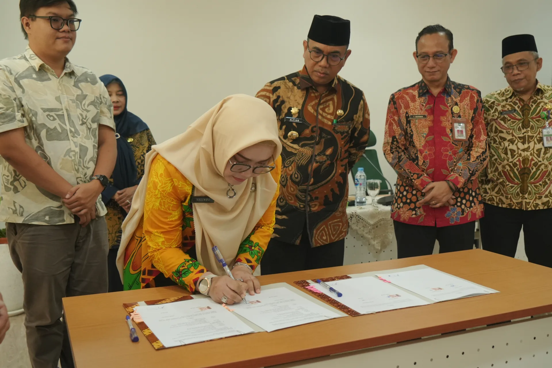 Penandatangan Kesepakatan Bersama dan Perjanjian Kerjasama tentang Pemanfaatan KIA oleh Dinas Dukcapil Kayong Utara dan Pelaku Usaha