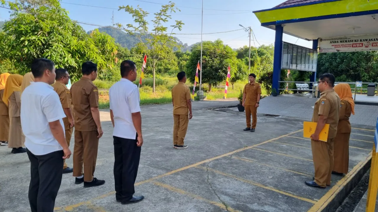 Apel Pagi Rutin Dinas Dukcapil Kayong Utara, Ya Agustino, SKM Bertindak Sebagai Pembina Apel