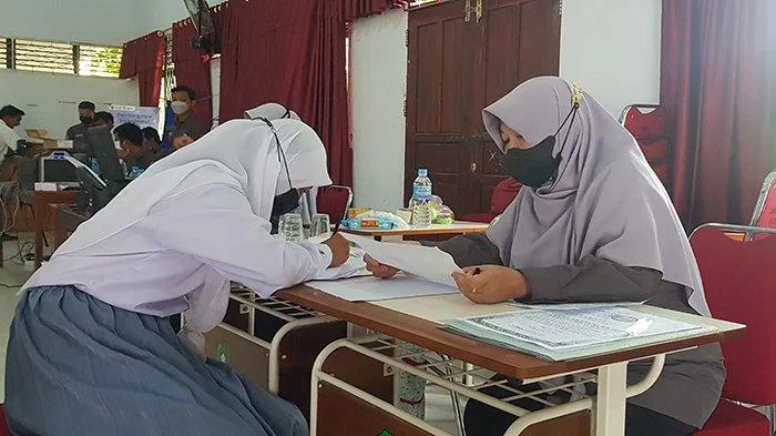 Disdukcapil KKU melakukan Kegiatan Jemput Bola Perekaman KTP-El di SMAN 1 Sukadana, Kayong Utara
