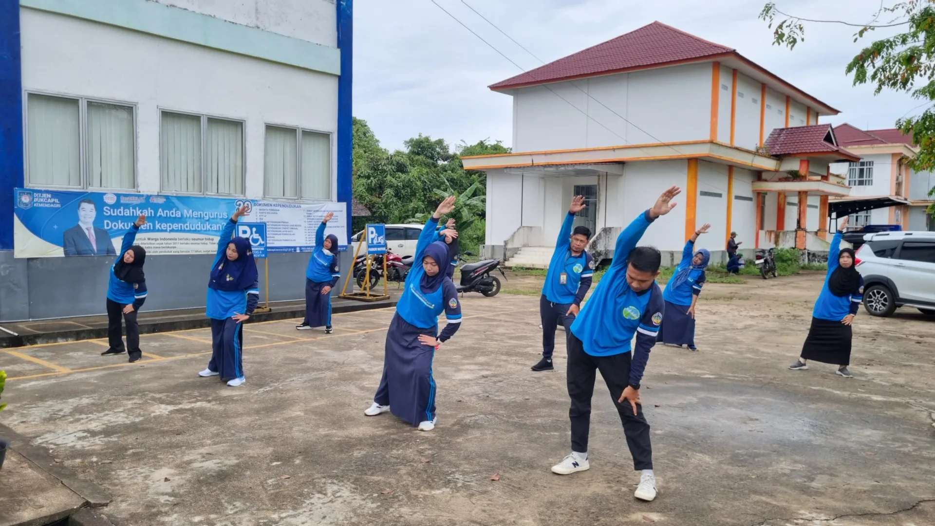 Senam Pagi Tingkatkan Semangat Kerja, Dinas Dukcapil Kayong Utara Gelar Kegiatan Rutin Jumat Sehat