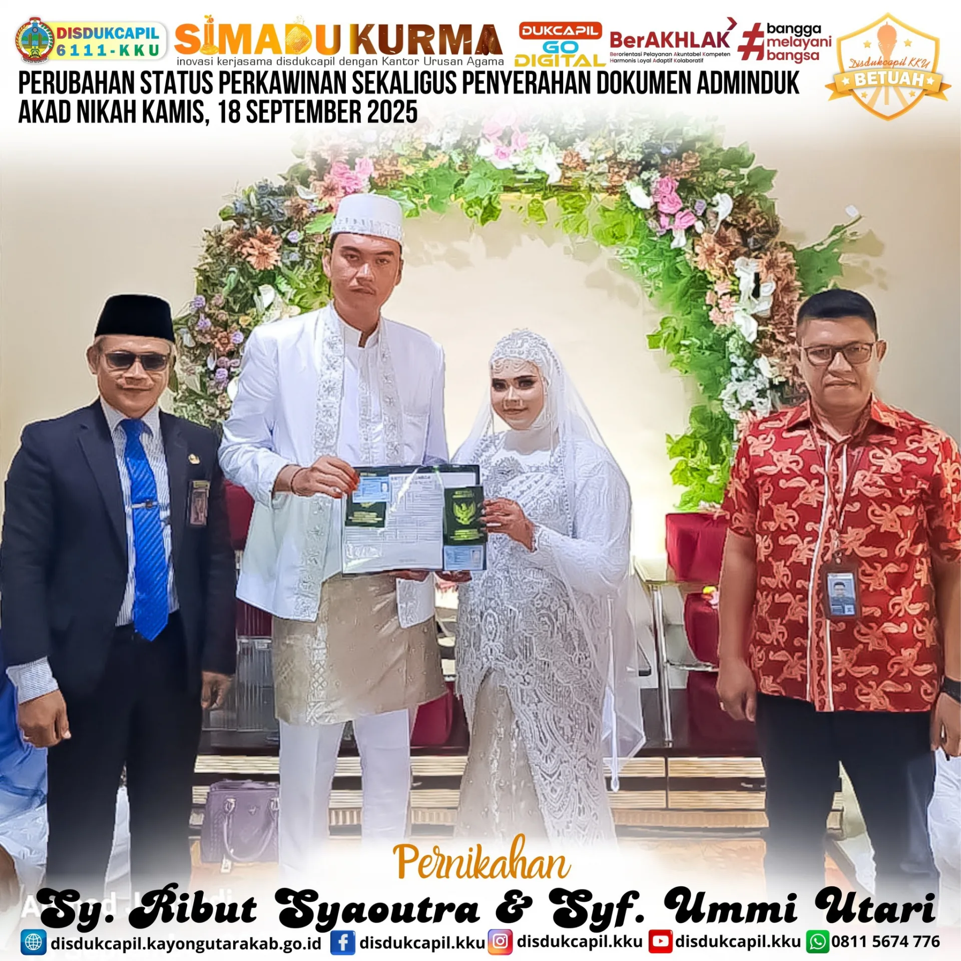 Disdukcapil dan KUA Kayong Utara Serahkan Dokumen Adminduk Pasangan Sy. Ribut Syaoutra & Syf. Ummi Utari