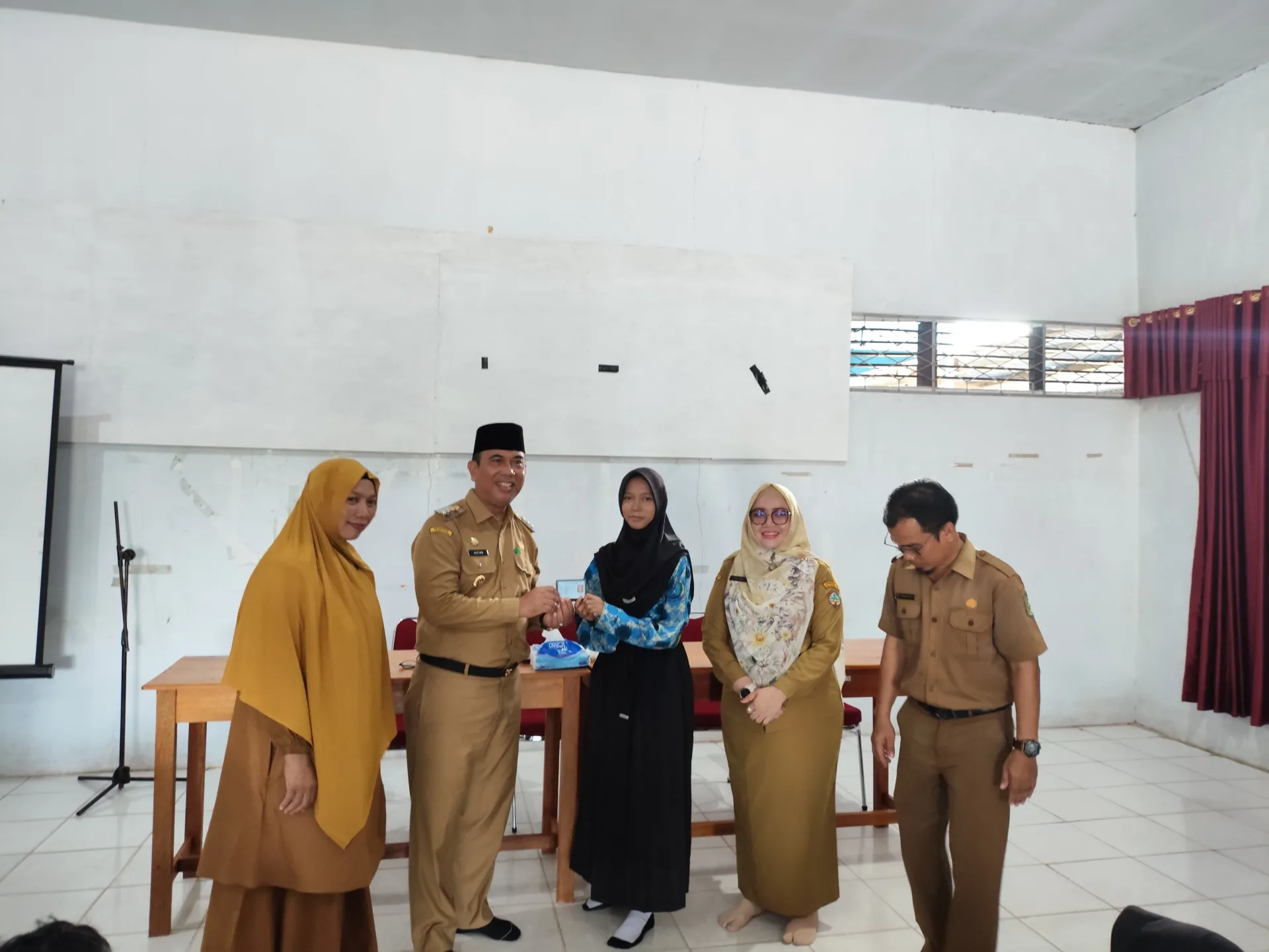 Lakukan Kegiatan Jemput Bola di SMA 1 Sukadana, Disdukcapil Kayong Utara berkomitmen untuk Mendukung Pilkada Serentak Kab. Kayong Utara Tahun 2024