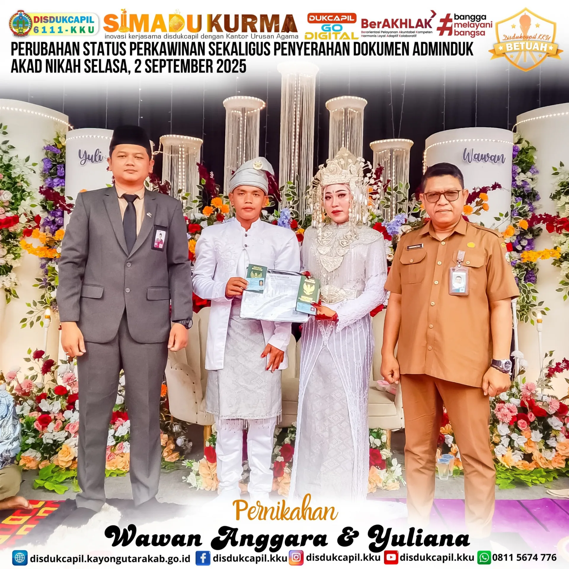 Disdukcapil dan KUA Kayong Utara Serahkan Dokumen Adminduk Pasangan Wawan Anggara & Yuliana Melalui Program SIMADU KURMA Edisi 2 September 2025