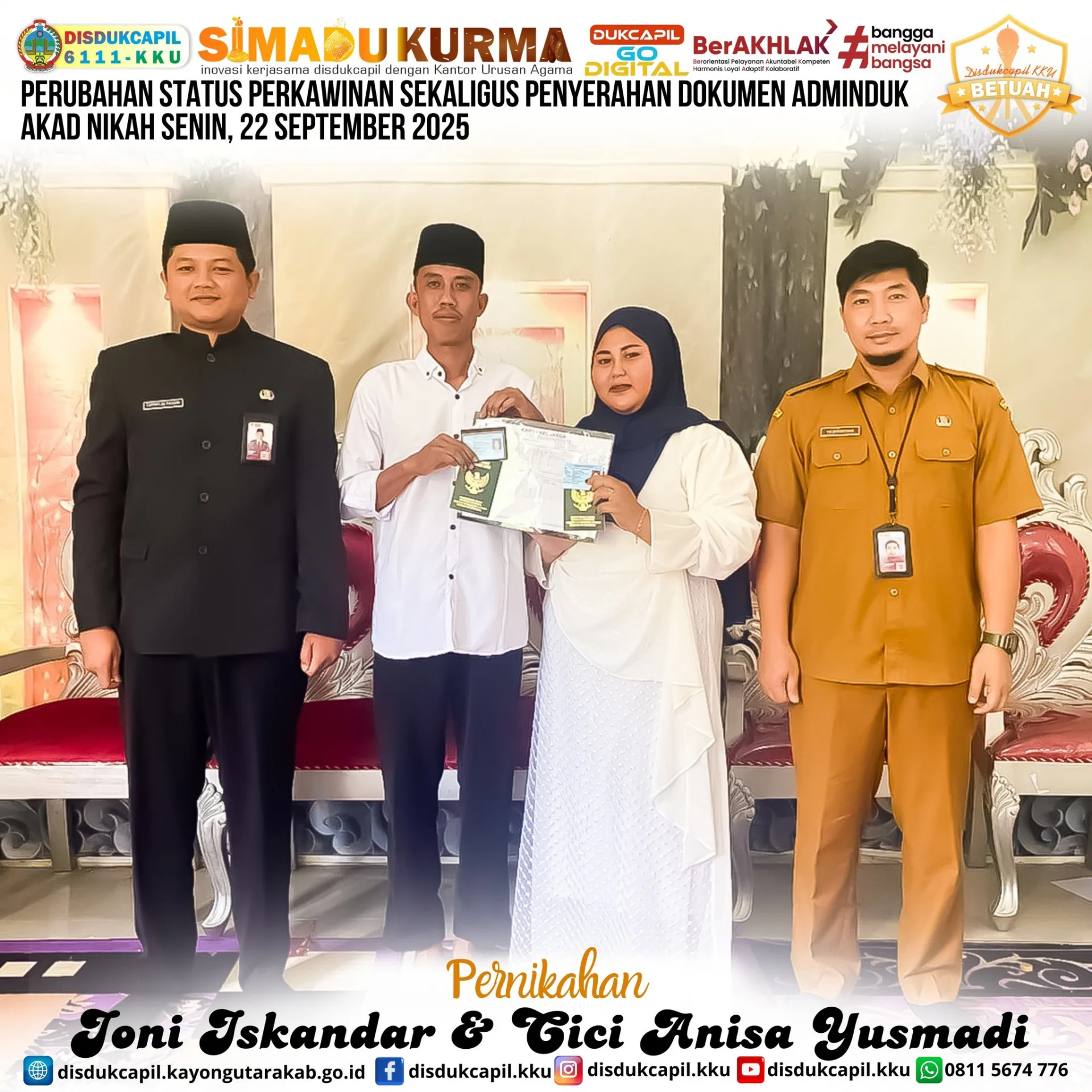 Disdukcapil dan KUA Kayong Utara Serahkan Dokumen Adminduk Pasangan Toni Iskandar & Cici Anisa Yusmadi
