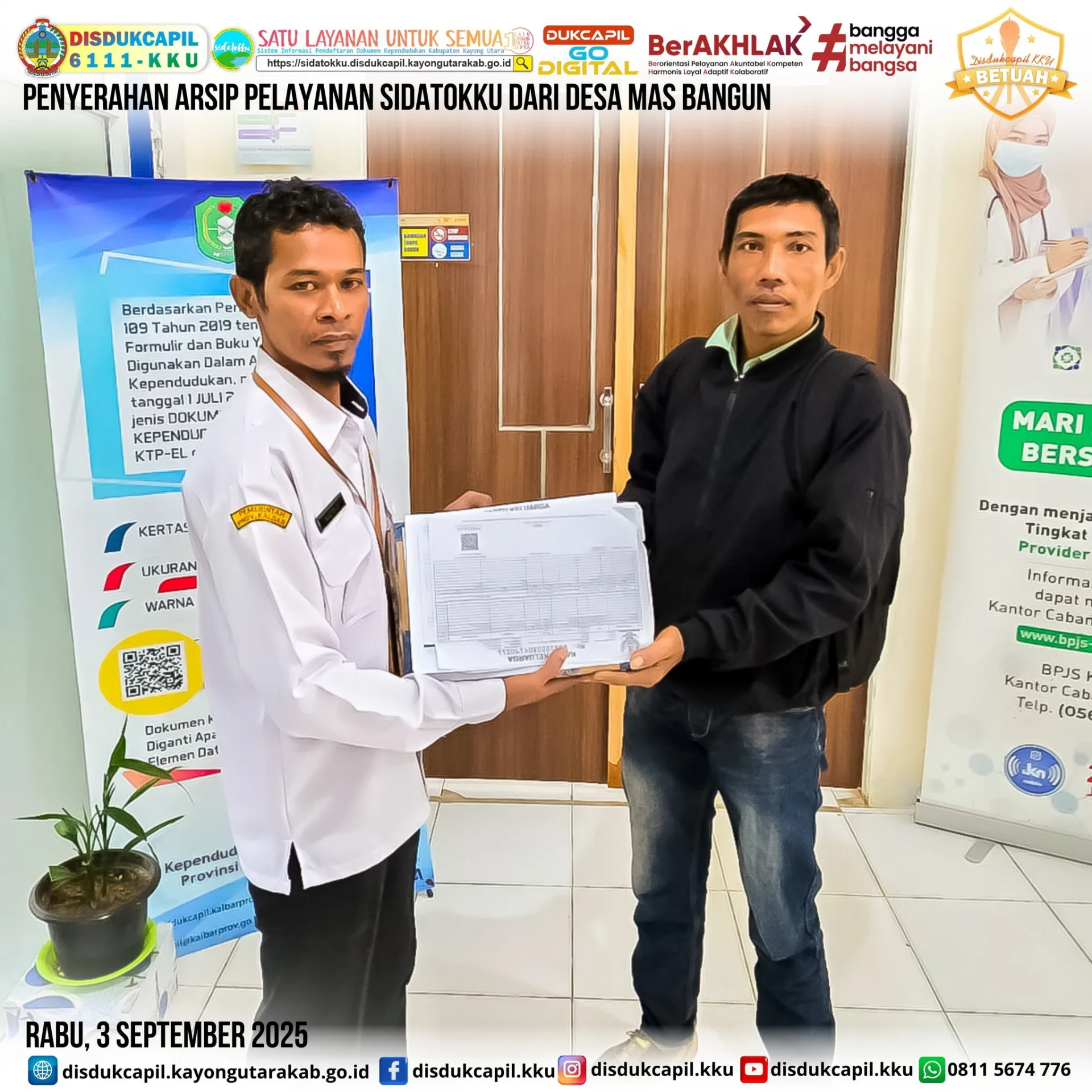 Desa Mas Bangun Serahkan Arsip Pelayanan SIDATOKKU ke Disdukcapil Kayong Utara