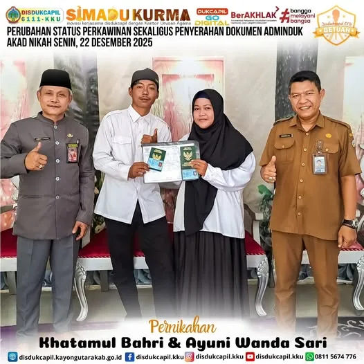 Disdukcapil dan KUA Kayong Utara Laksanakan Perubahan Status Perkawinan dan Penyerahan Dokumen Adminduk Pasangan Khatamul Bahri & Ayuni Wanda Sari