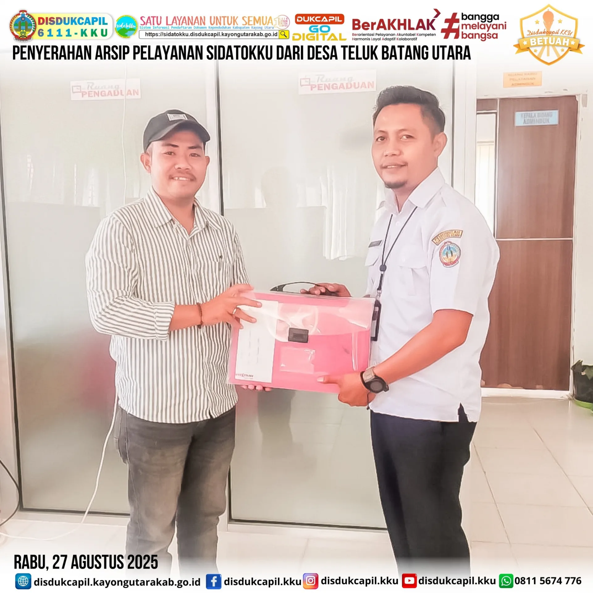 Desa Teluk Batang Utara Serahkan Arsip Pelayanan SIDATOKKU ke Disdukcapil Kayong Utara