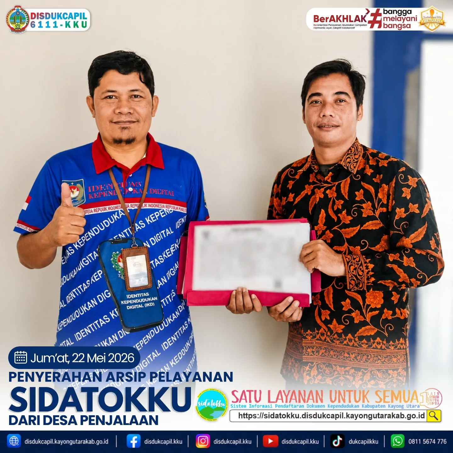 Desa Penjalaan Serahkan Arsip Berkas SIDATOKKU ke Disdukcapil Kayong Utara