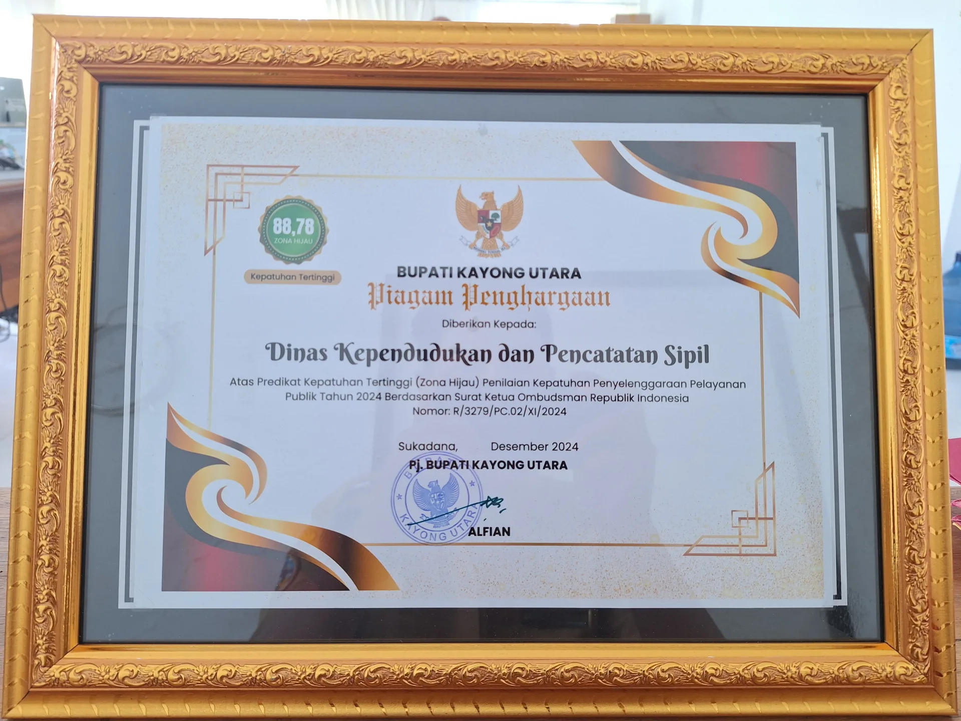 Dinas Kependudukan dan Pencatatan Sipil Kabupaten Kayong Utara Raih Predikat Kepatuhan Tertinggi dari Ombudsman RI