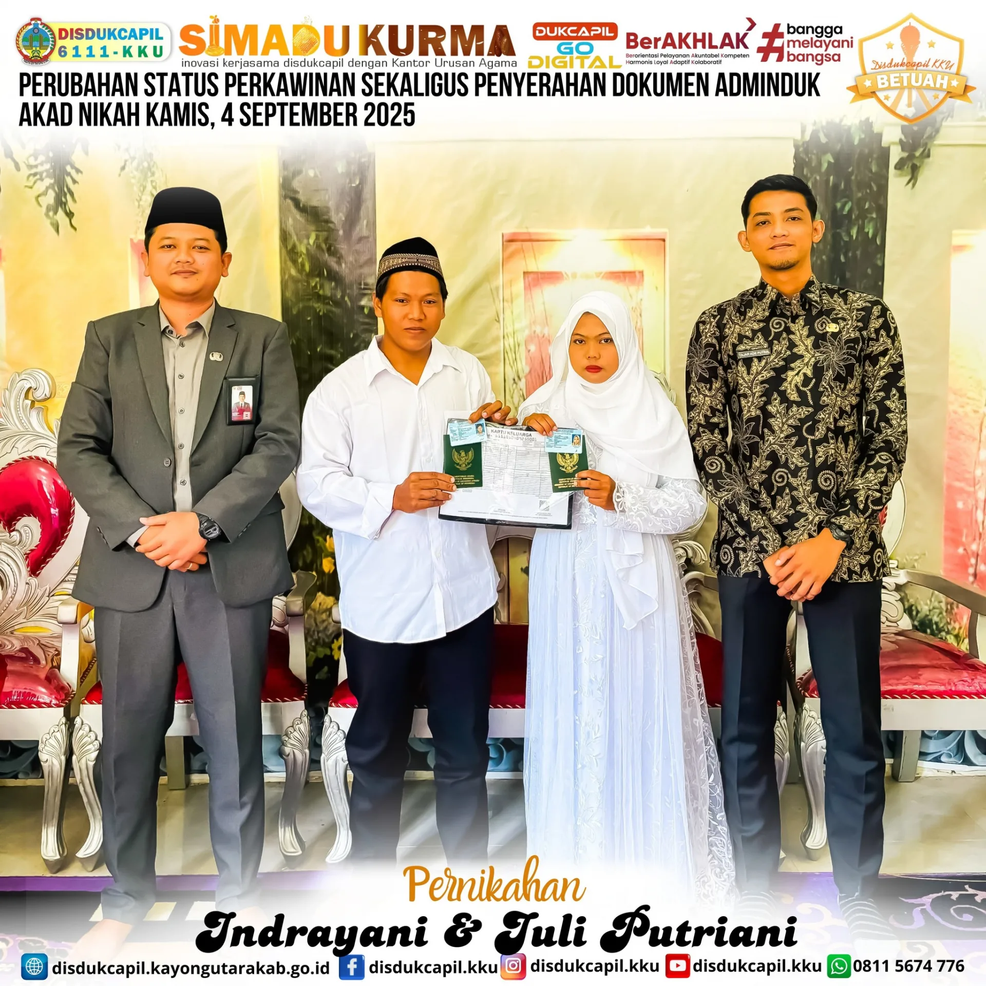 Disdukcapil dan KUA Kayong Utara Serahkan Dokumen Adminduk Pasangan Indrayani & Juli Putriani Melalui Program SIMADU KURMA