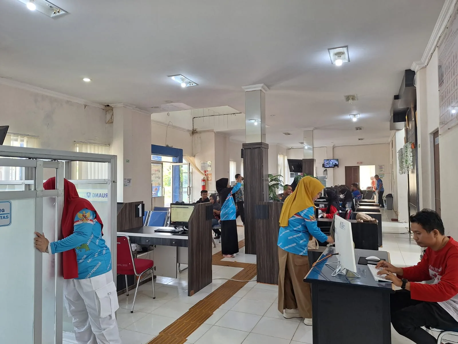 Disdukcapil Kabupaten Kayong Utara Lakukan Kegiatan Jumat Bersih Rutin Untuk Ciptakan Lingkungan Kerja yang Nyaman dan Sehat