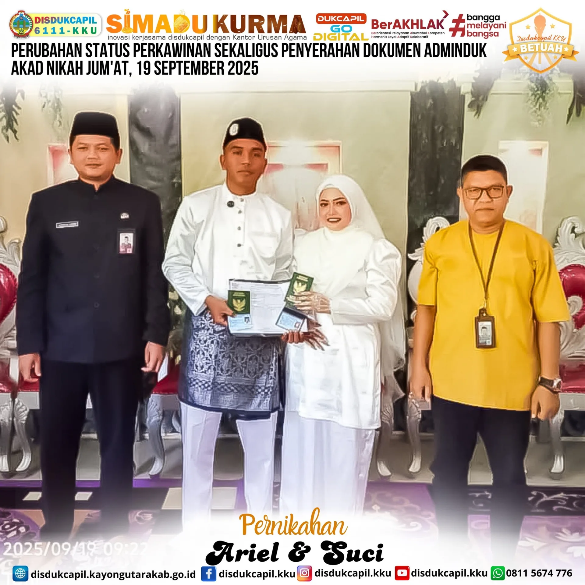 Disdukcapil dan KUA Kayong Utara Serahkan Dokumen Adminduk Pasangan Ariel & Suci