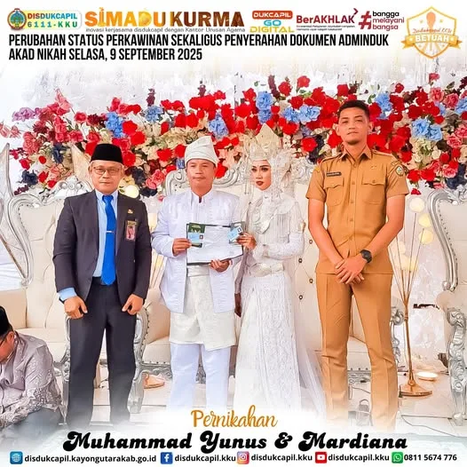 Disdukcapil dan KUA Kayong Utara Laksanakan Perubahan Status Perkawinan dan Penyerahan Dokumen Adminduk Pasangan Muhammad Yunus & Mardiana