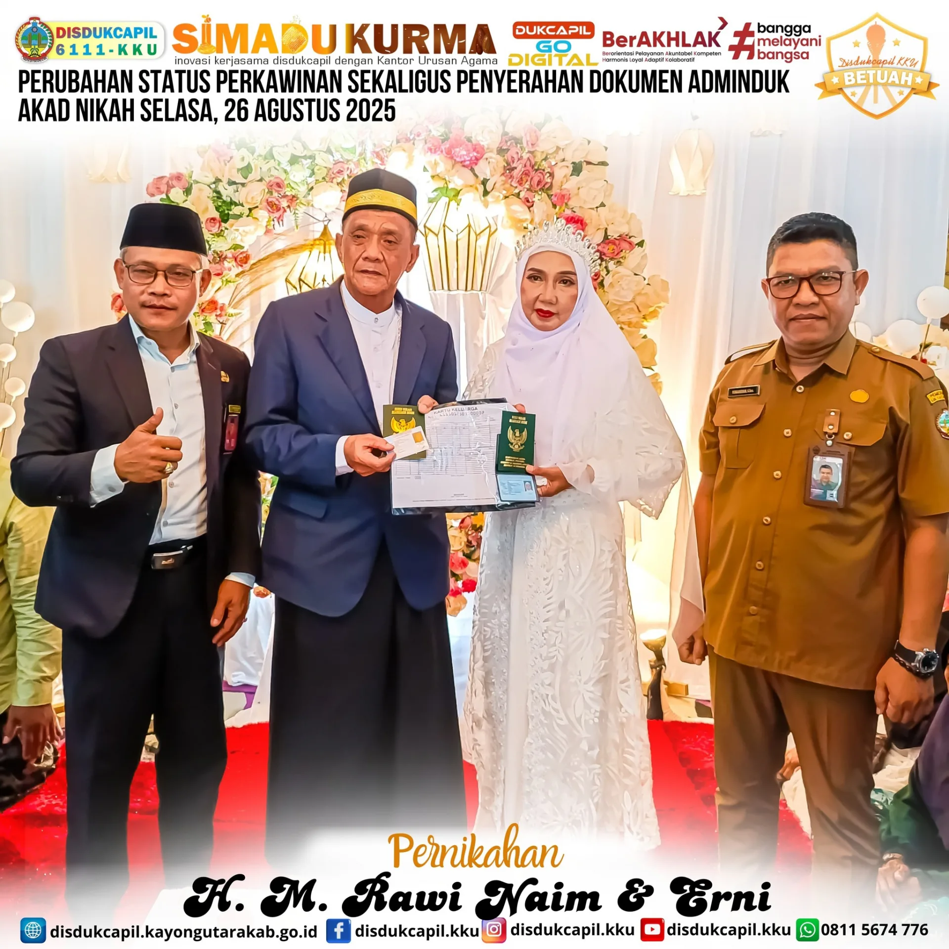 Disdukcapil dan KUA Kayong Utara Laksanakan Perubahan Status Perkawinan dan Penyerahan Dokumen Adminduk Pasangan Pengantin Baru