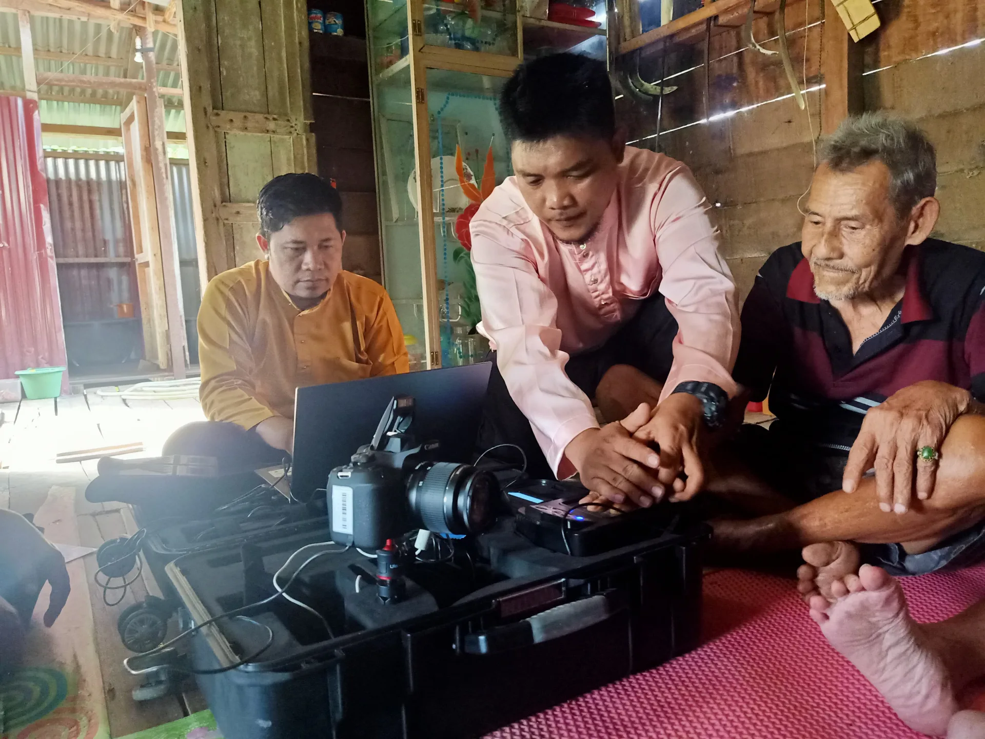 Disdukcapil Kayong Utara lakukan kegiatan Jemput Bola Layani Lansia dan ODGJ di Desa Sutera dan Pangkalan Buton