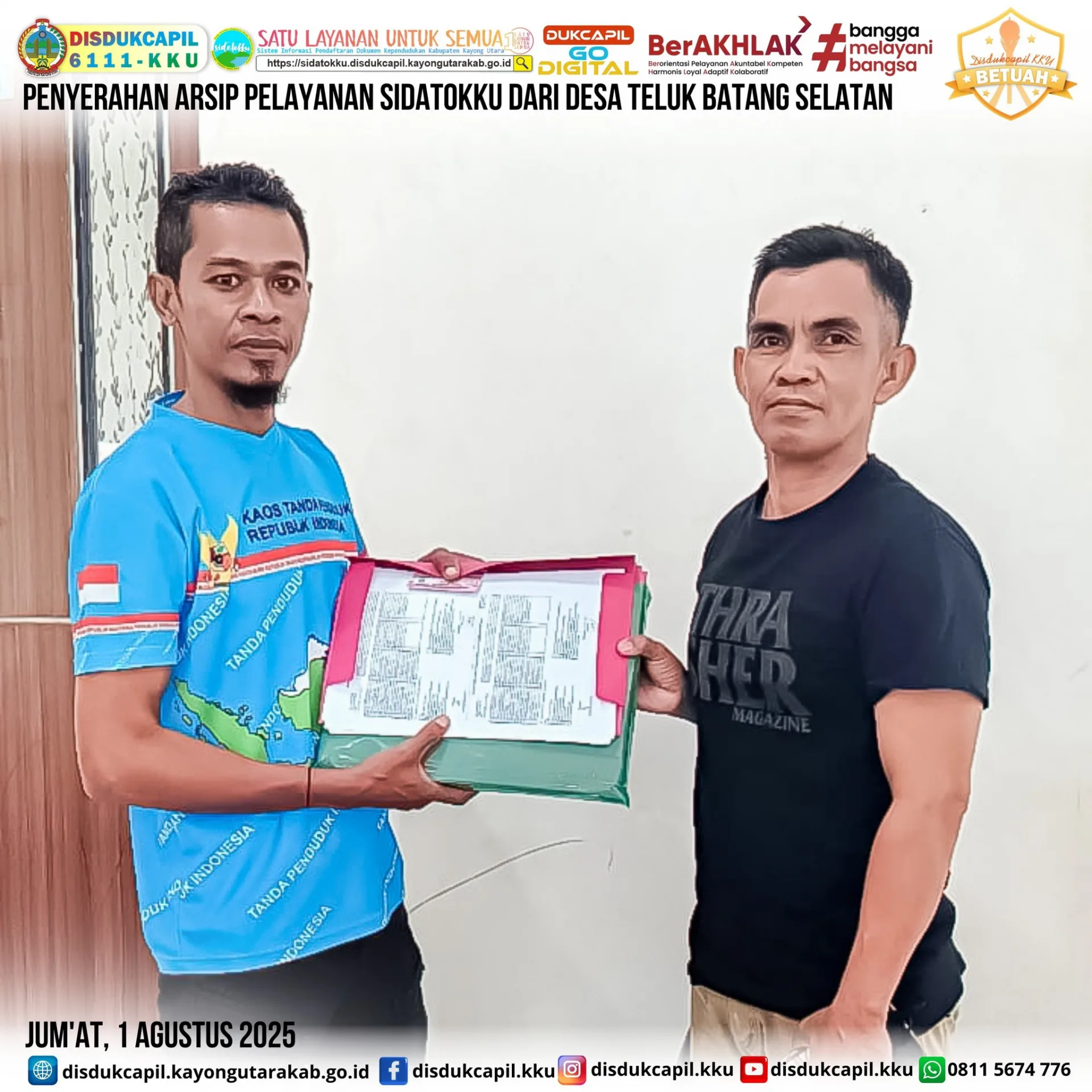 Penyerahan Arsip Pelayanan SIDATOKKU oleh Desa Teluk Batang Selatan kepada Dinas Dukcapil Kayong Utara