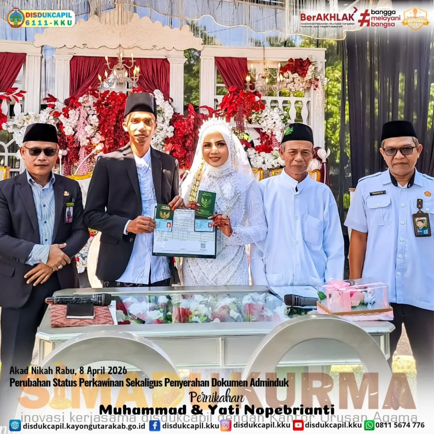 Disdukcapil dan KUA Kayong Utara Serahkan Dokumen Adminduk Pasangan Muhammad & Yati Nopebrianti